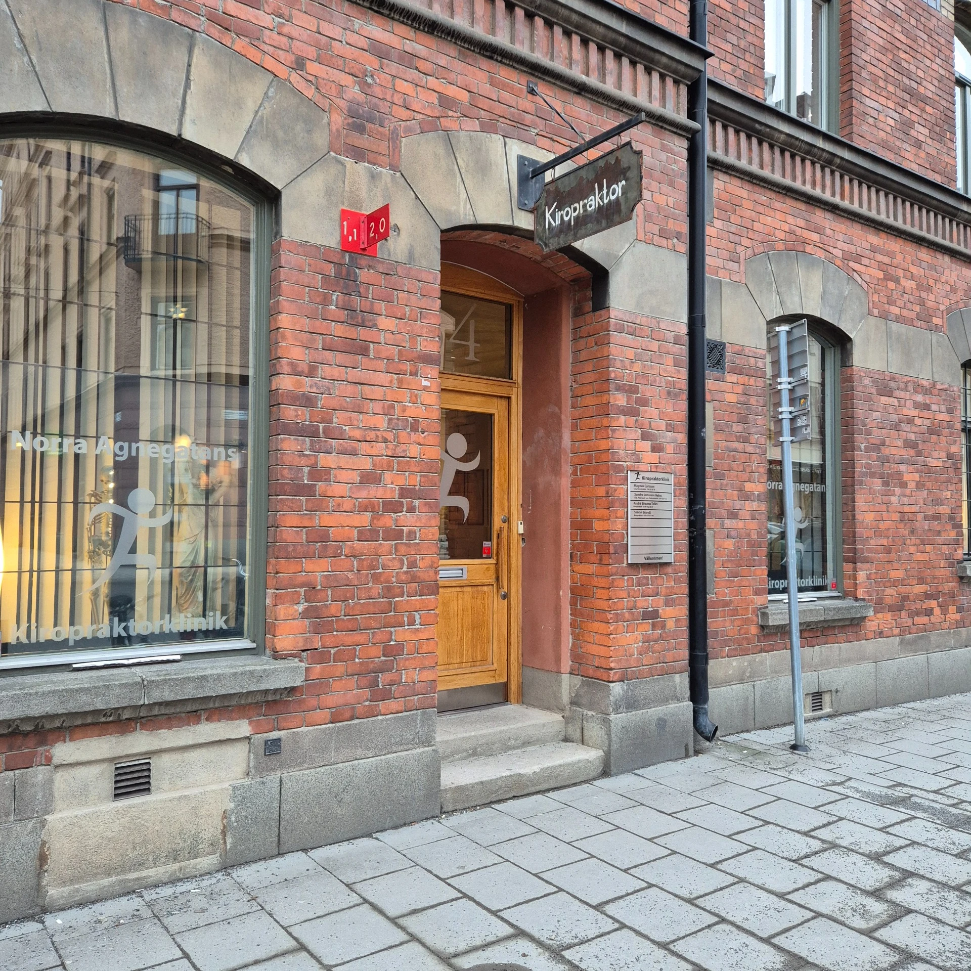 Entrén till Norra Agnegatans Kiropraktorklinik på Norra Agnegatan 34